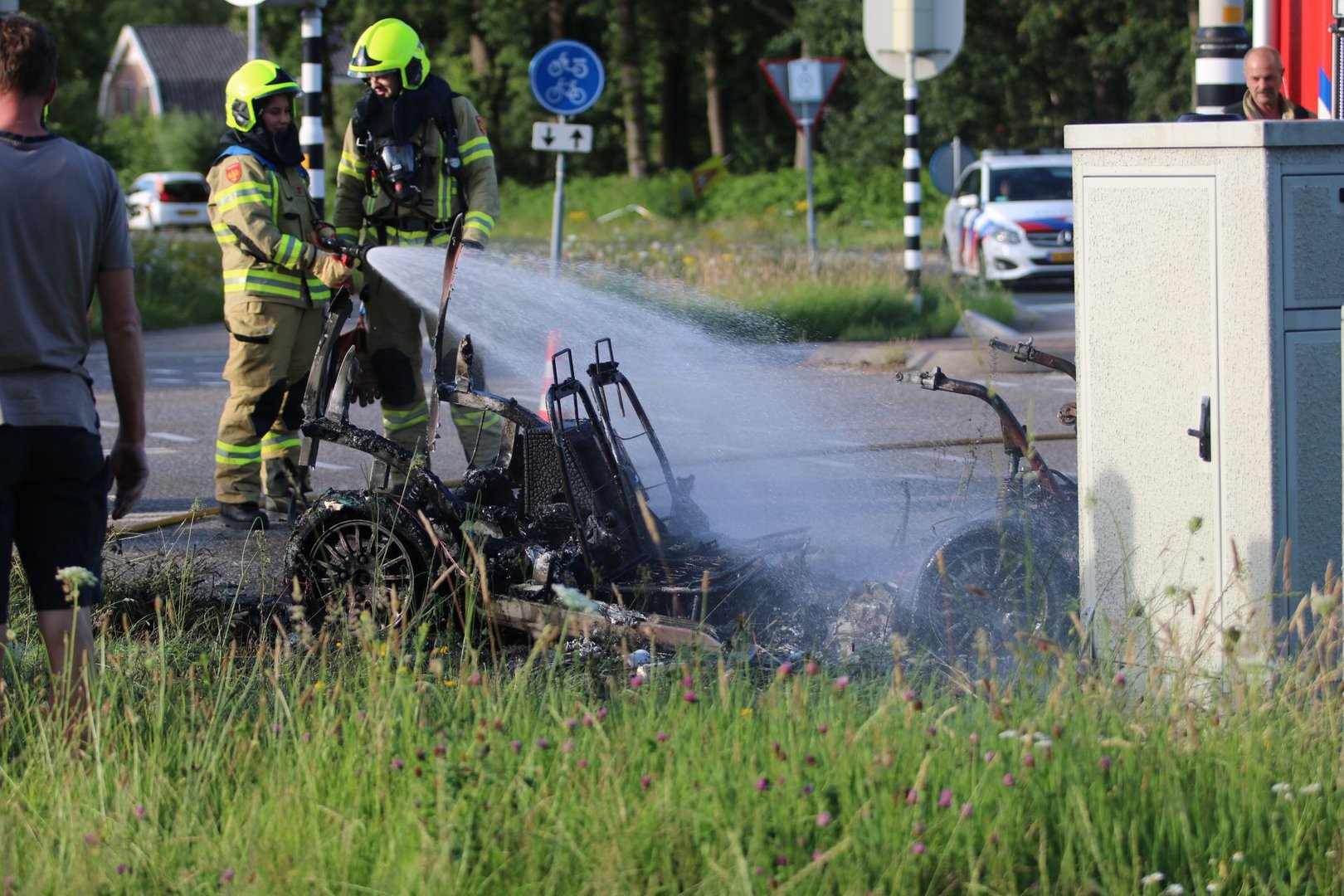 Auto in lichterlaaie op de N224
