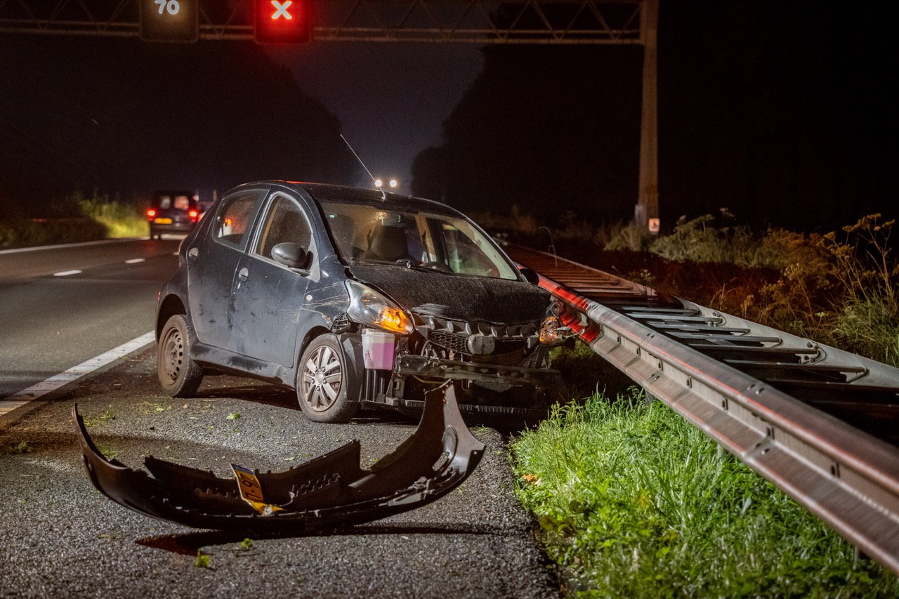 Auto klapt tegen vangrail op de A12 bij Zevenaar