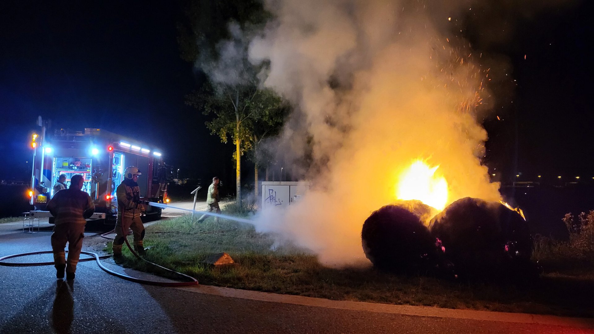 Meerdere hooibalen in brand gestoken