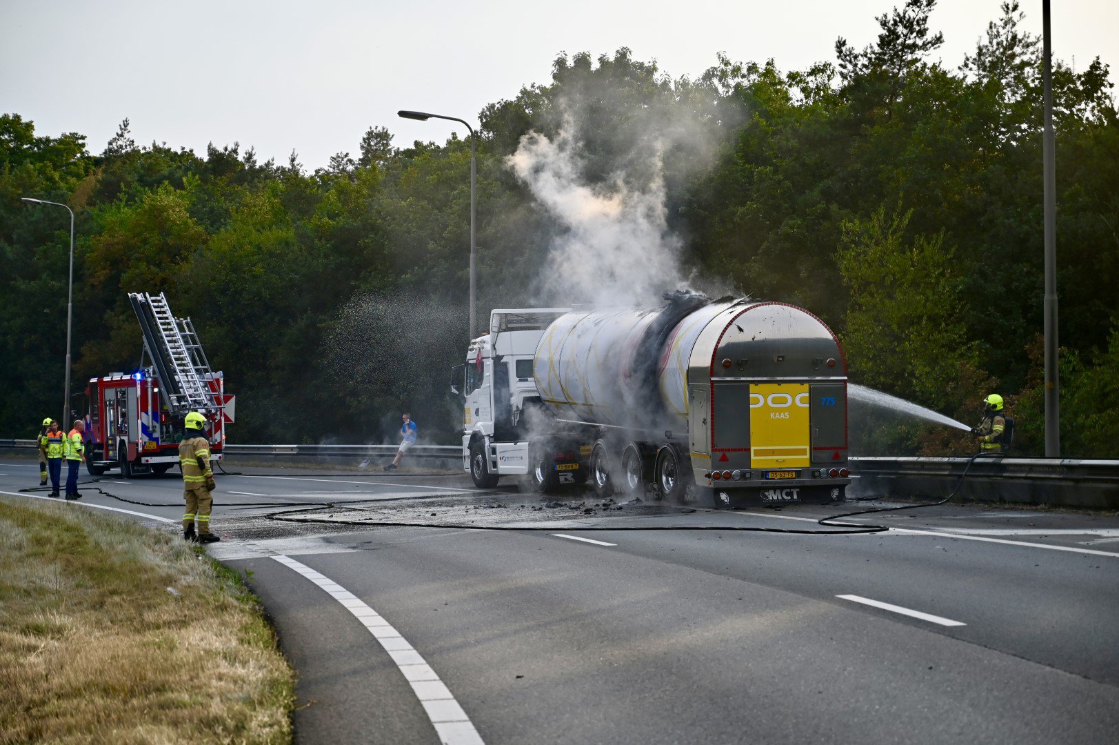 Brand in vrachtwagen na klapband op A12 knooppunt Grijsoord