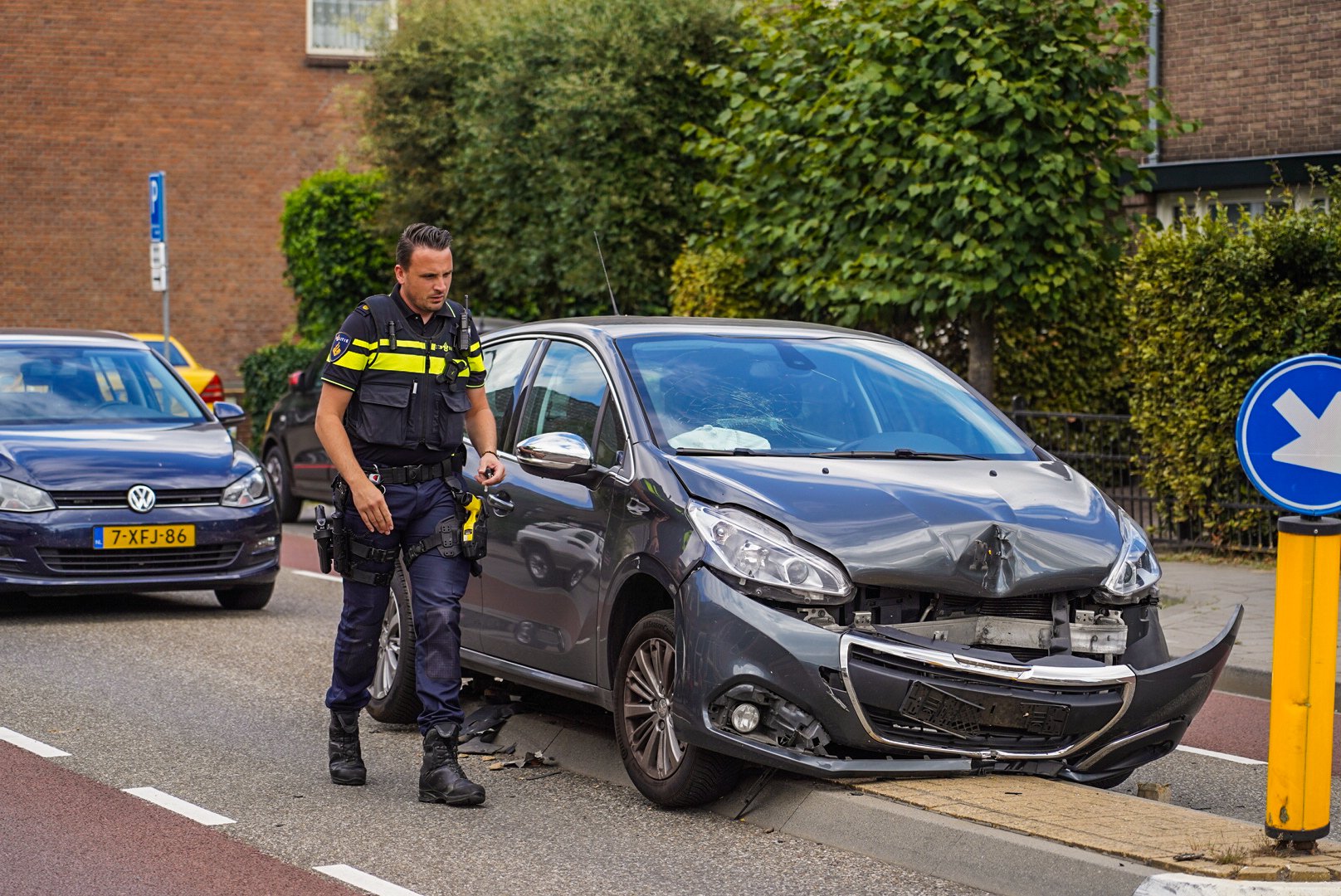 Automobilist haalt fietser in maar rijdt auto in de prak
