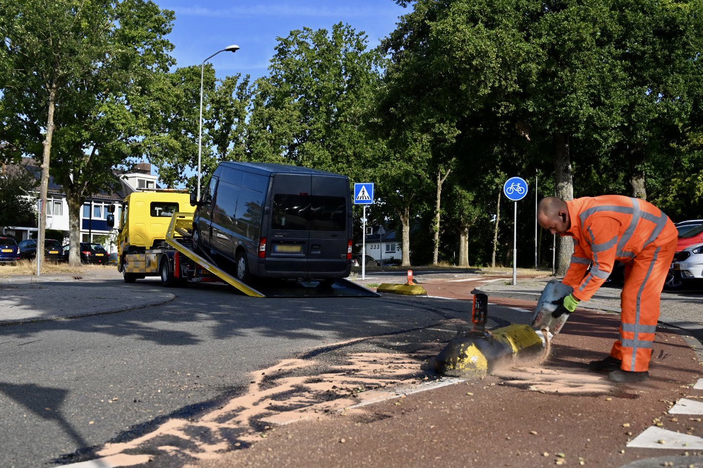 Liters olie op rotonde in Velp na botsing