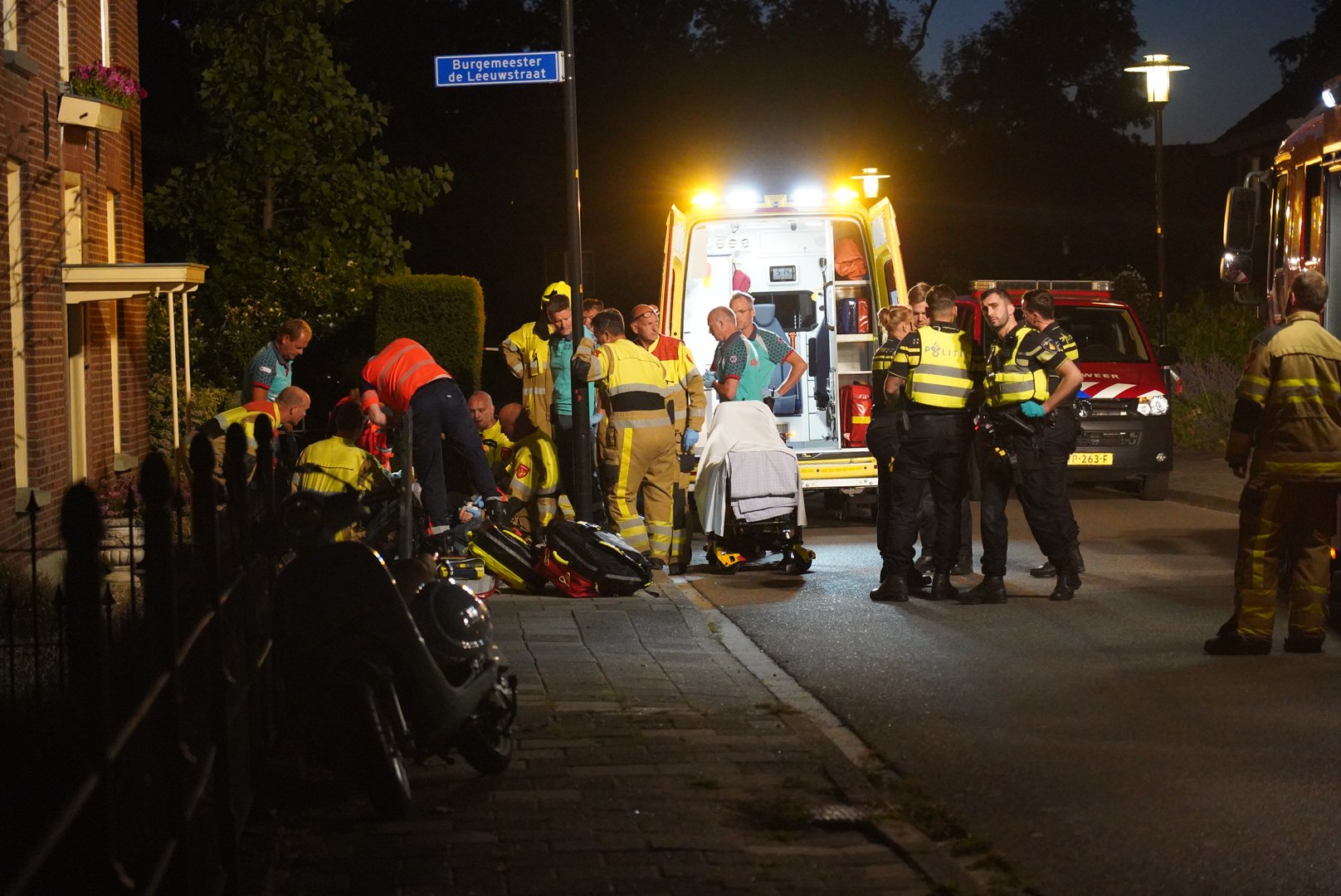 Scooterrijder gespietst aan punt van hek bij ongeluk