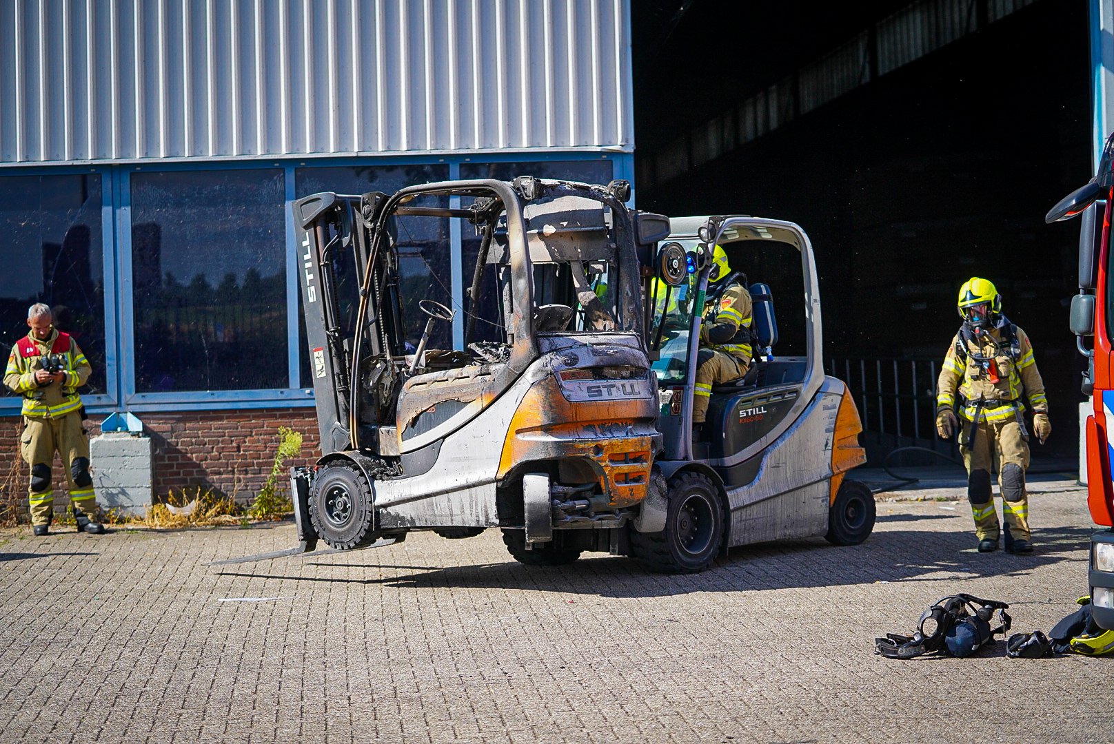 Heftruck vat vlam in grote loods in Arnhem