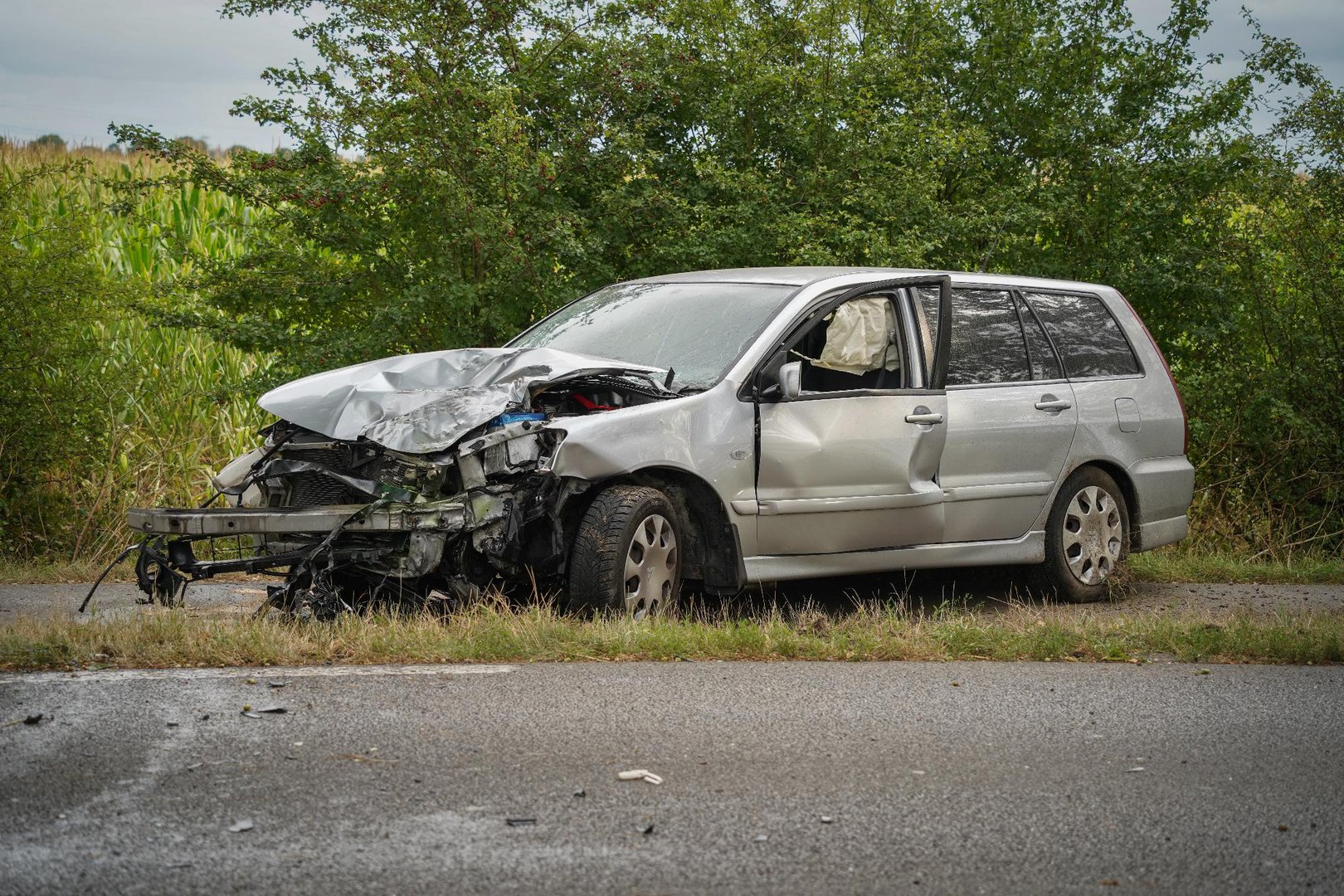 Frontale aanrijding met een boom in Groessen