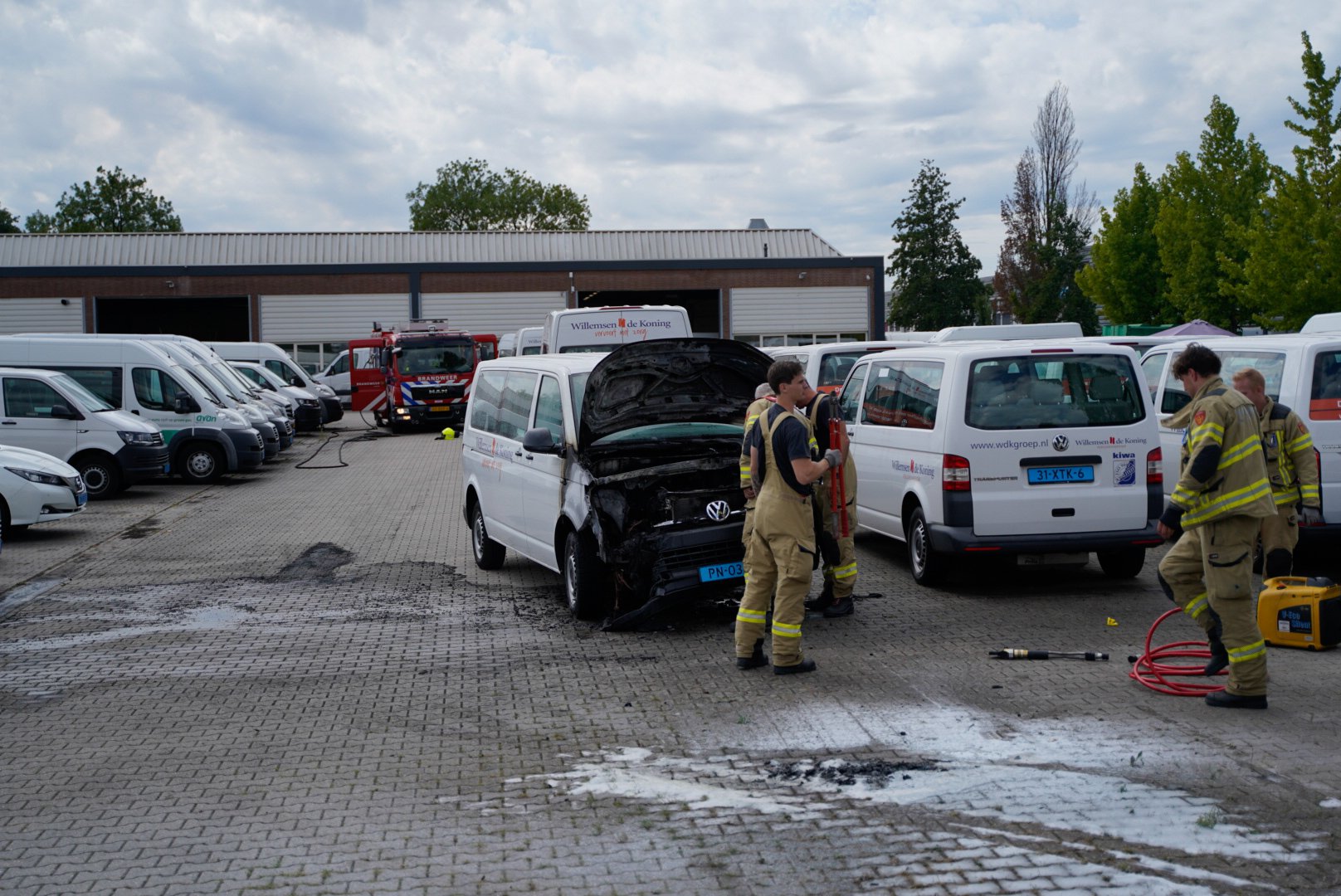 Auto in brand bij Willemsen de Koning in Arnhem