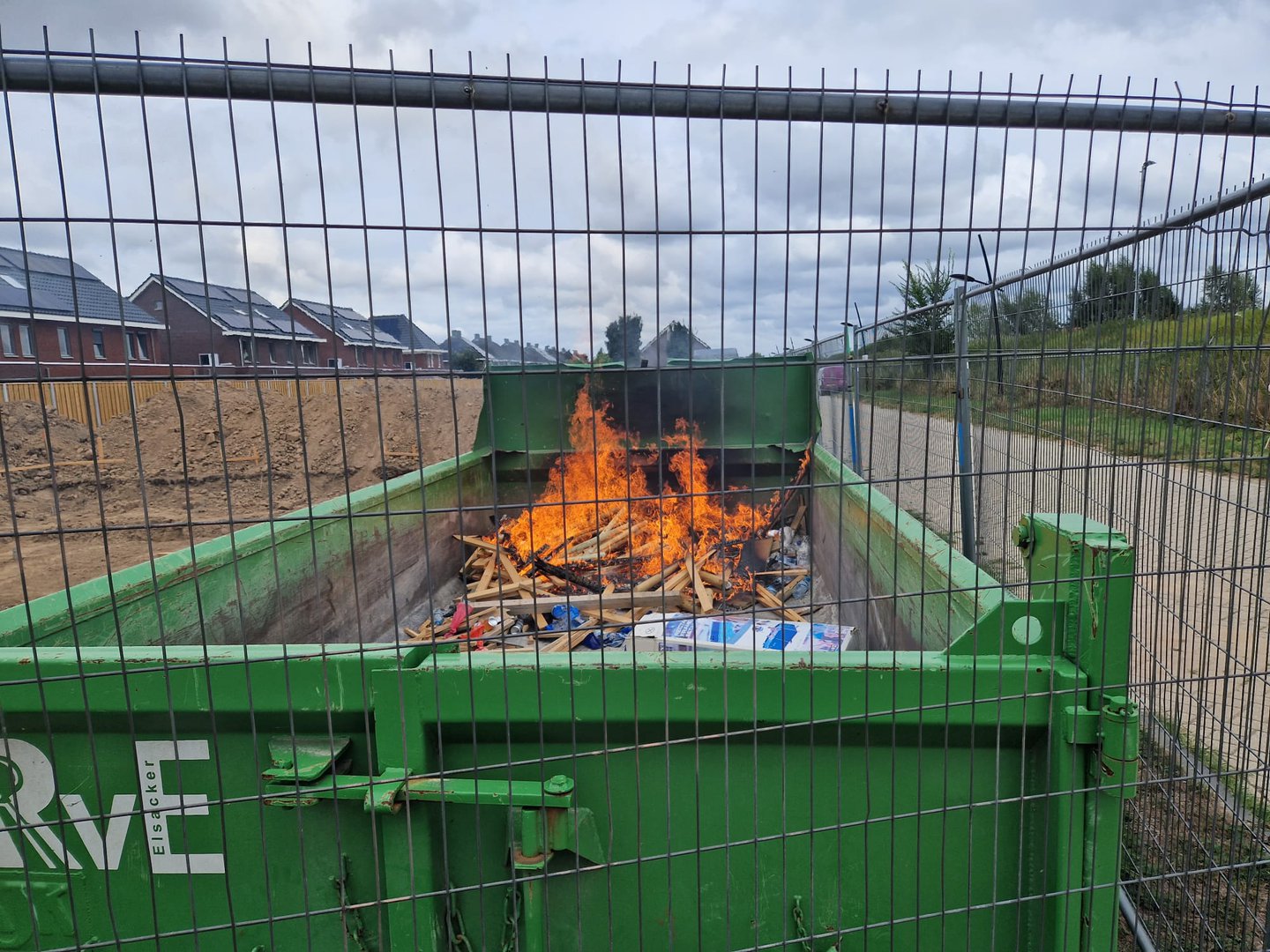 Containerbrand op bouwterrein