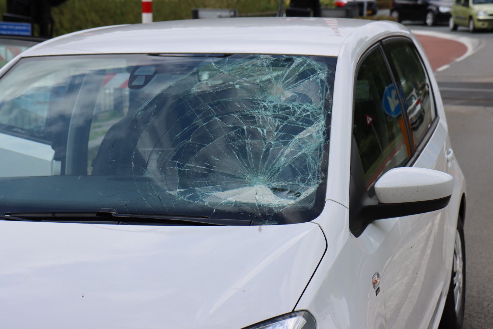 Fietser (79) belandt door ongeval op de autoruit