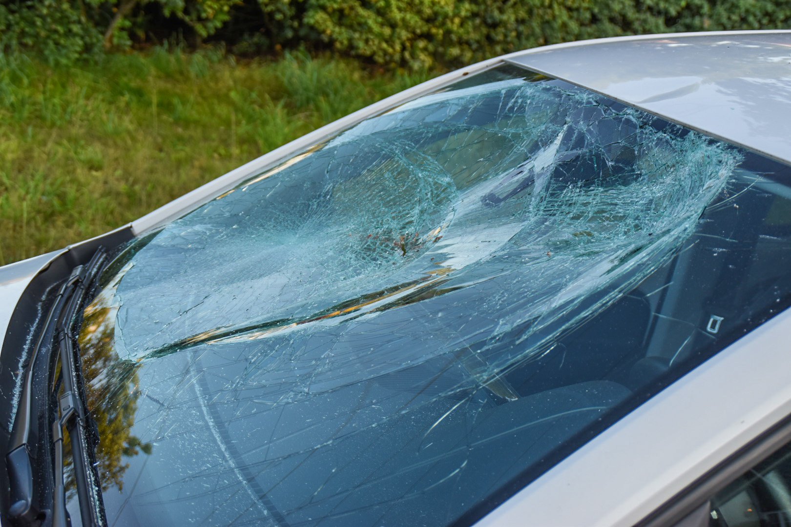 Wielrenner fietst door rood en wordt geschept door automobilist