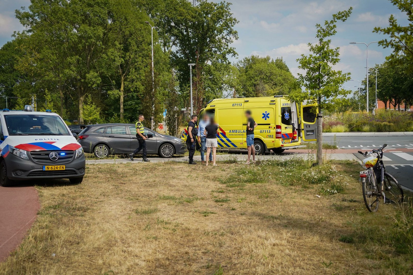Fietser loopt flinke hoofdwond op na aanrijding met auto in Zevenaar