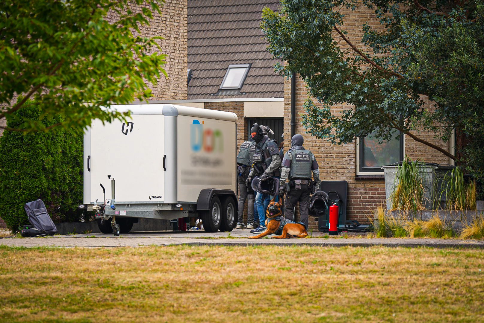 FOTO UPDATE: Man door arrestatieteam aangehouden in woning