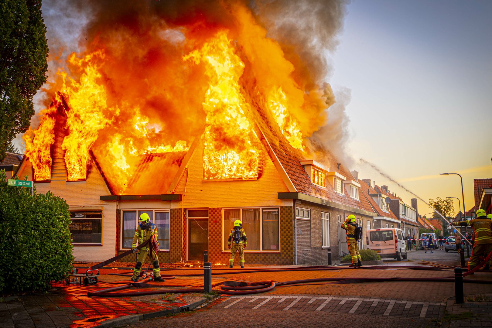 Grote uitslaande brand in migranten woning, vier gewonden