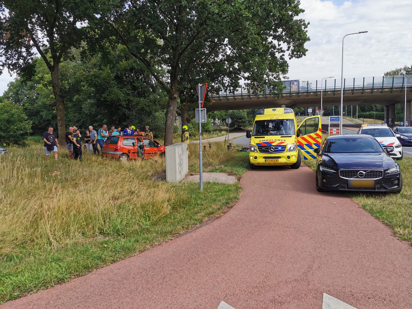 Auto vliegt over de rotonde en botst tegen een boom