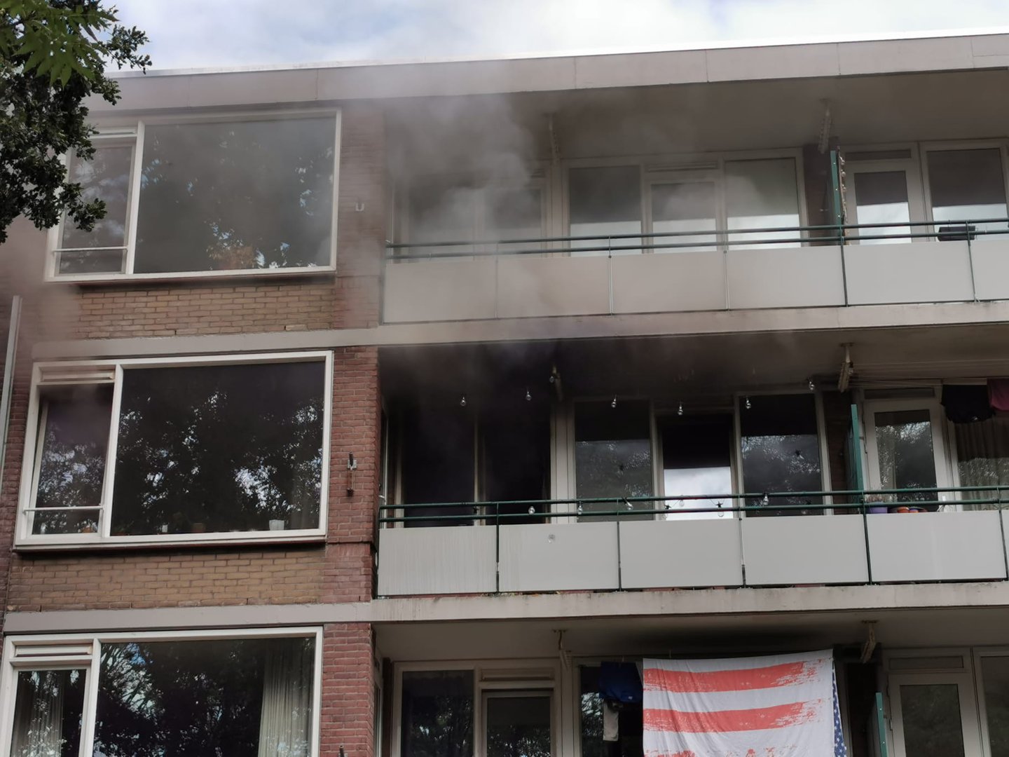 Brand in flat op derde verdieping, woning onbewoonbaar