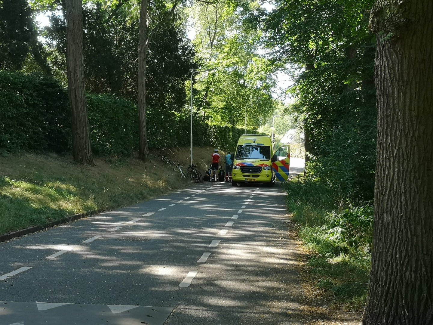 Twee wielrenners in botsing door onoverzichtelijke verkeersdrempel