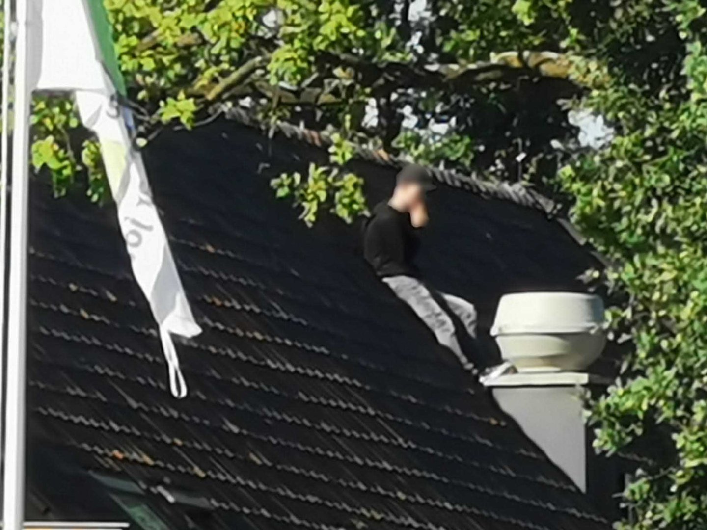 Verwarde man weigert van dak af te komen