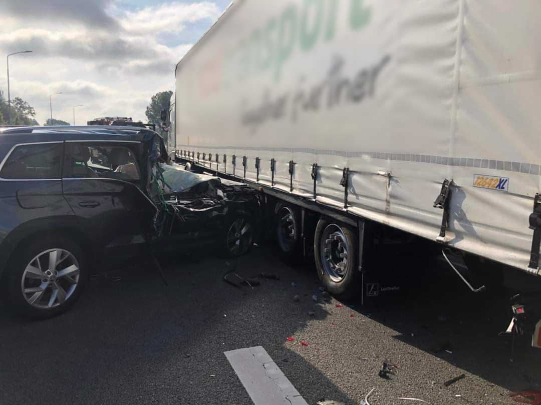 Personenauto vast onder vrachtwagen door ongeval