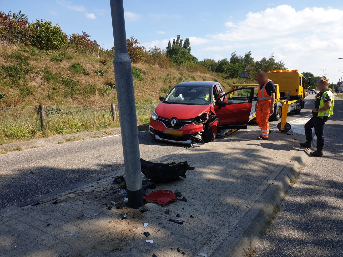 Automobilist knalt tegen lantaarnpaal en raakt gewond