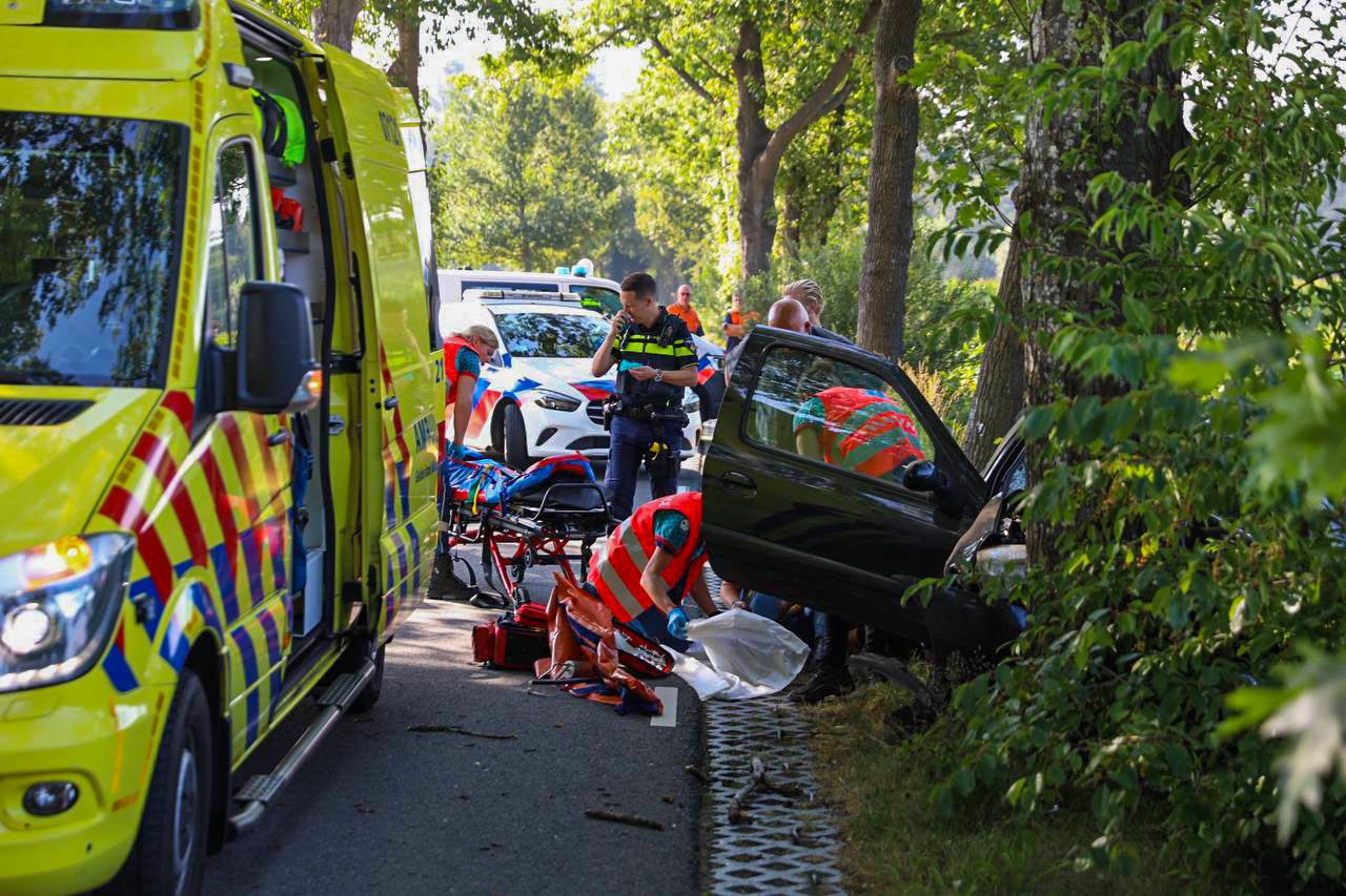 Vrouw knalt met auto op boom en breekt voet