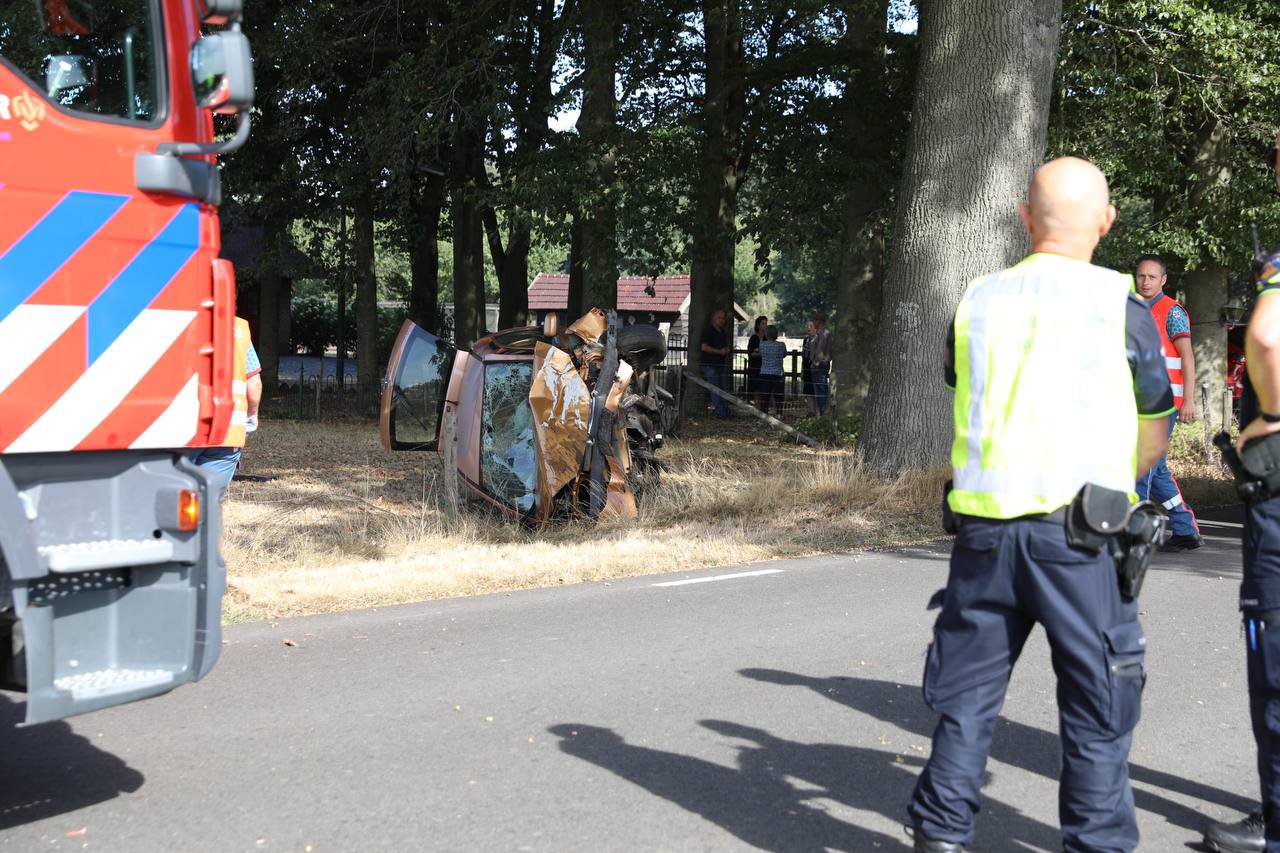 Auto crasht en komt op de zijkant tot stilstand