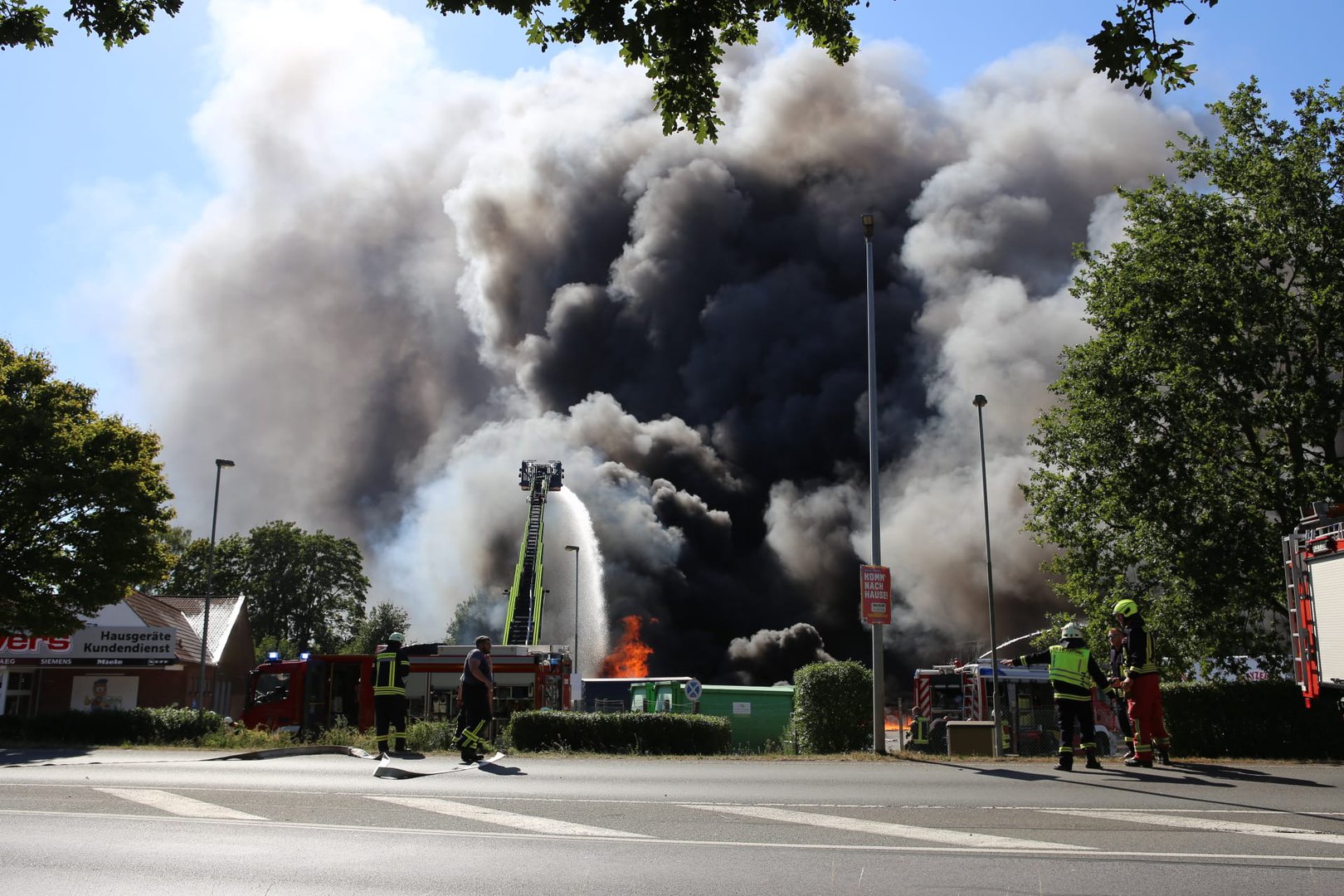 Zeer grote brand in Duitsland, rookwolken in Gelderland zichtbaar