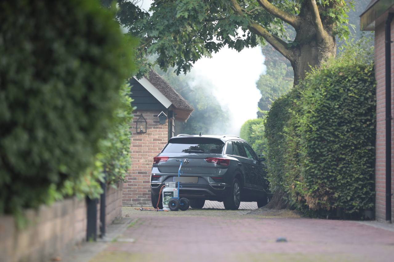 Onkruidverbranding zorgt voor brand in de heg