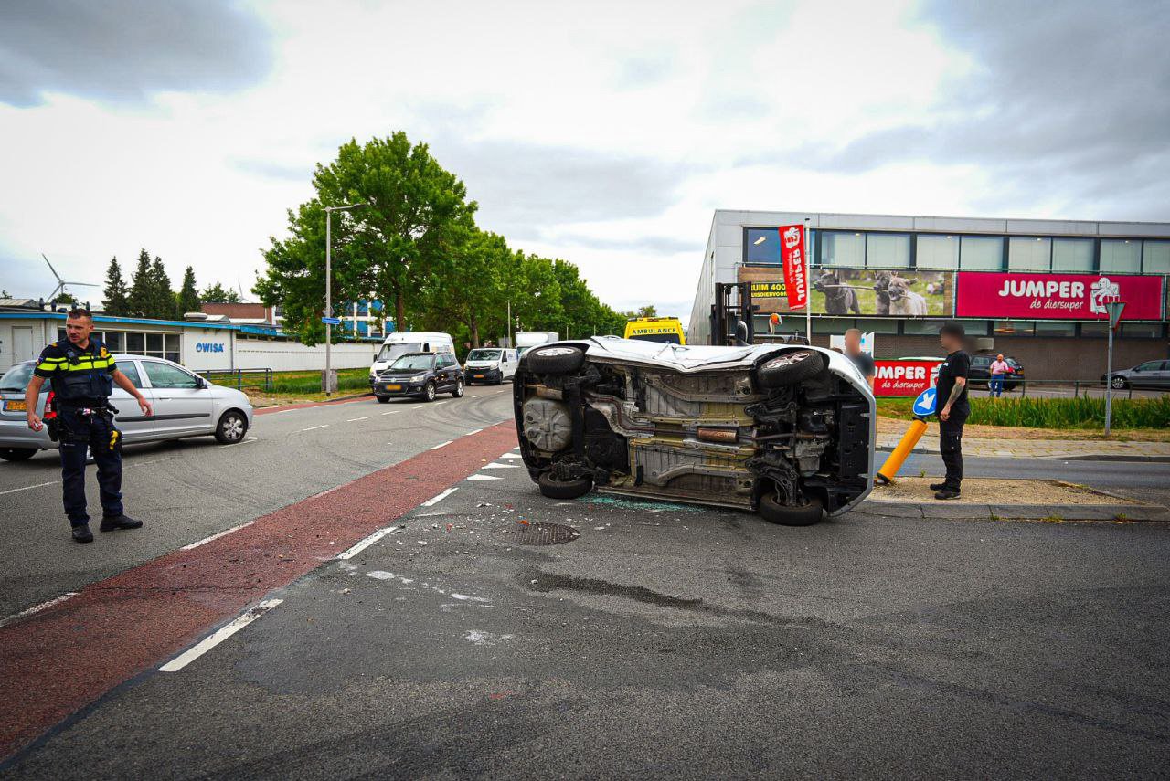 Auto over de kop bij ongeval Arnhem