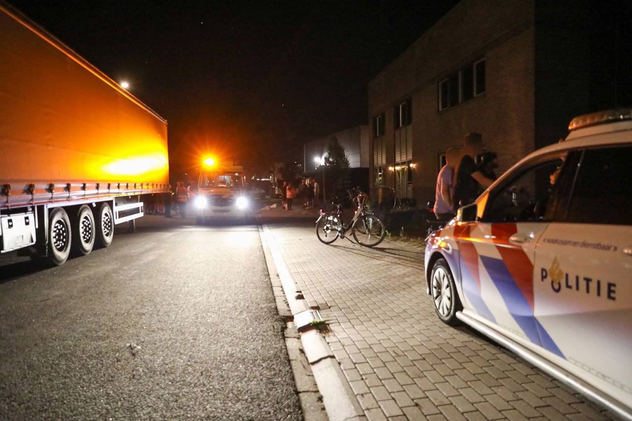 Scooterrijder knalt op vrachtwagentrailer