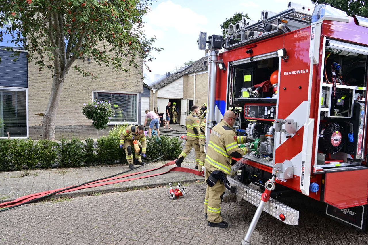 Barbecue afval zorgt voor felle brand in Duiven