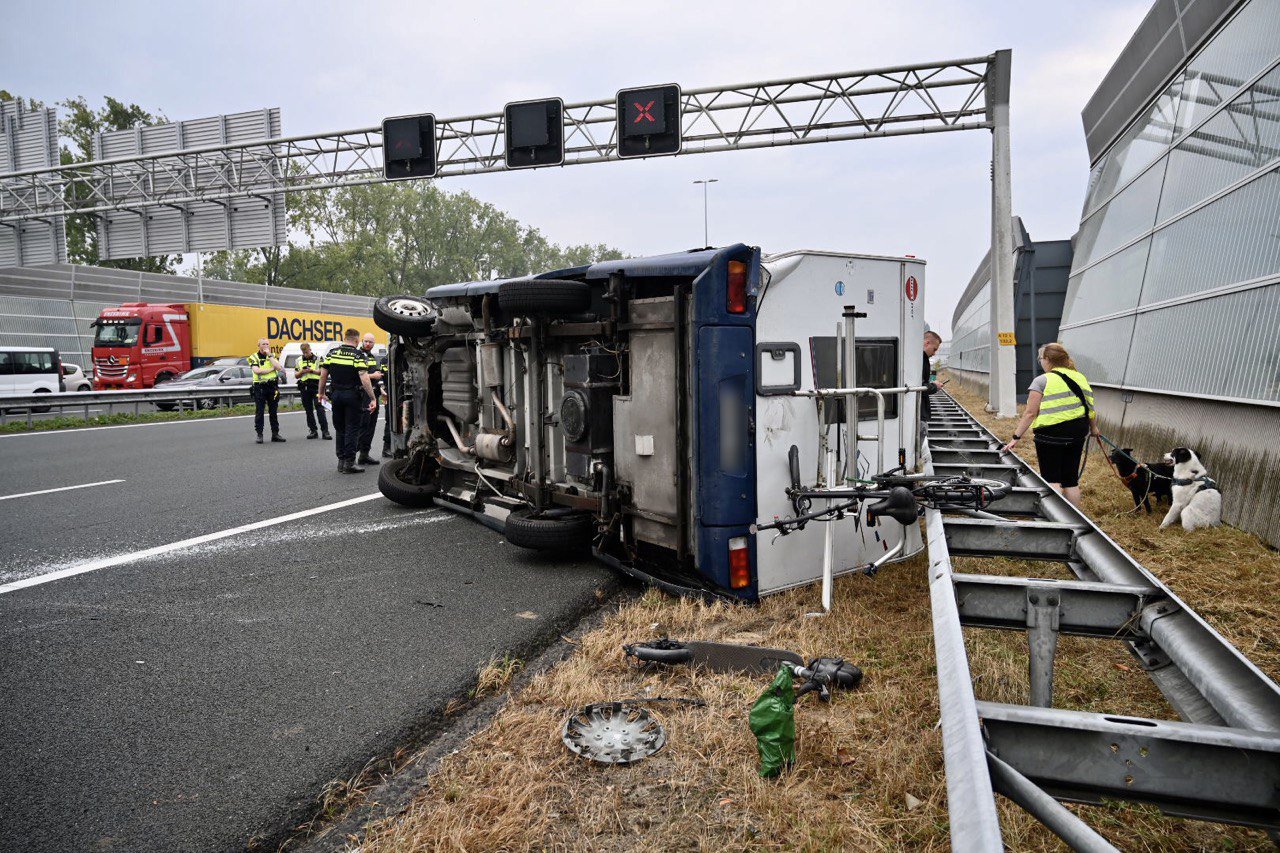 Camper belandt op zijn zijkant bij ongeval A12, flinke files