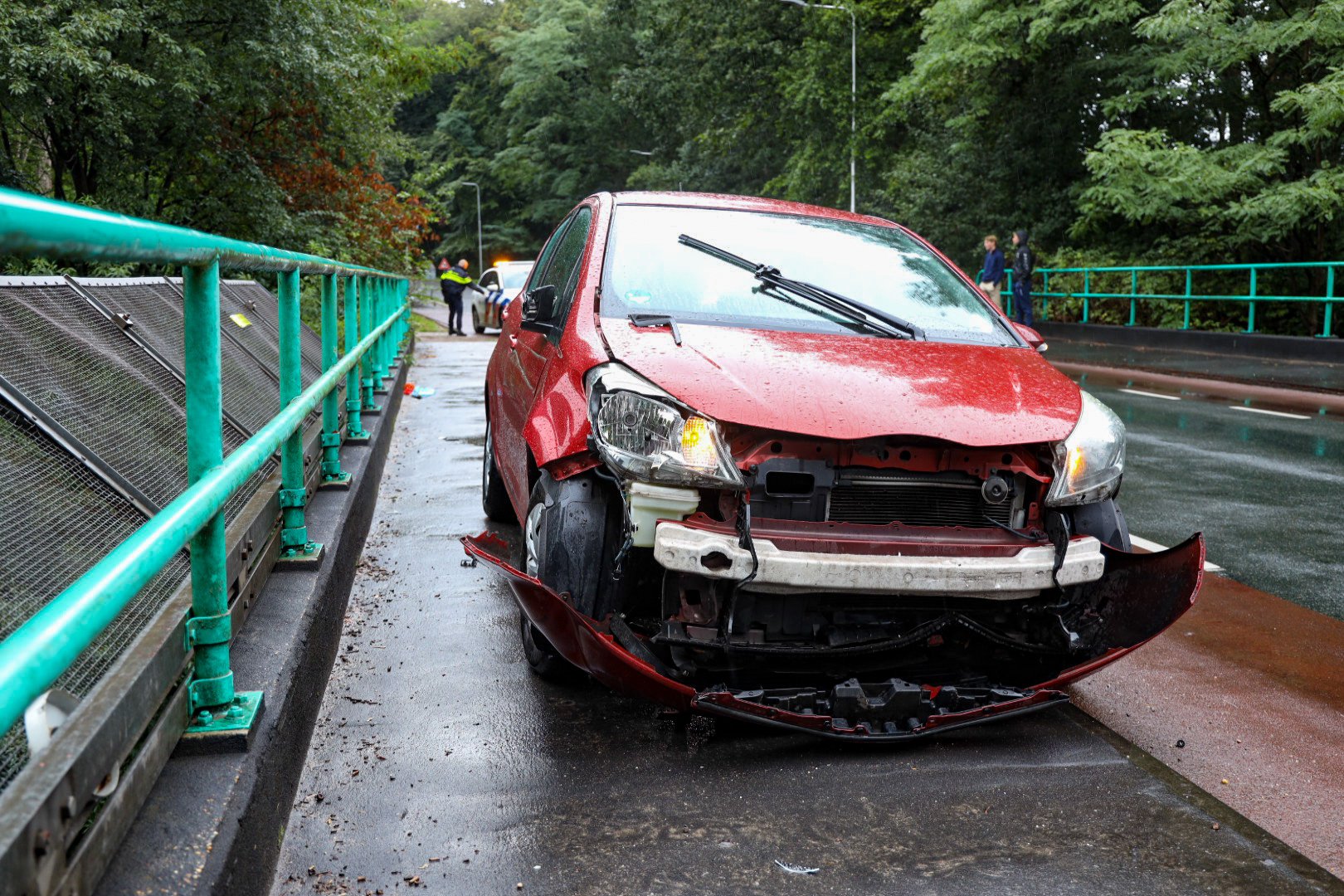 Automobilist raakt van weg en schept voetganger