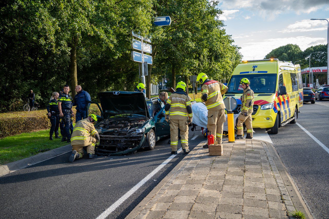 Automobilist gaf fietsers voorrang: kop-staart botsing tot gevolg