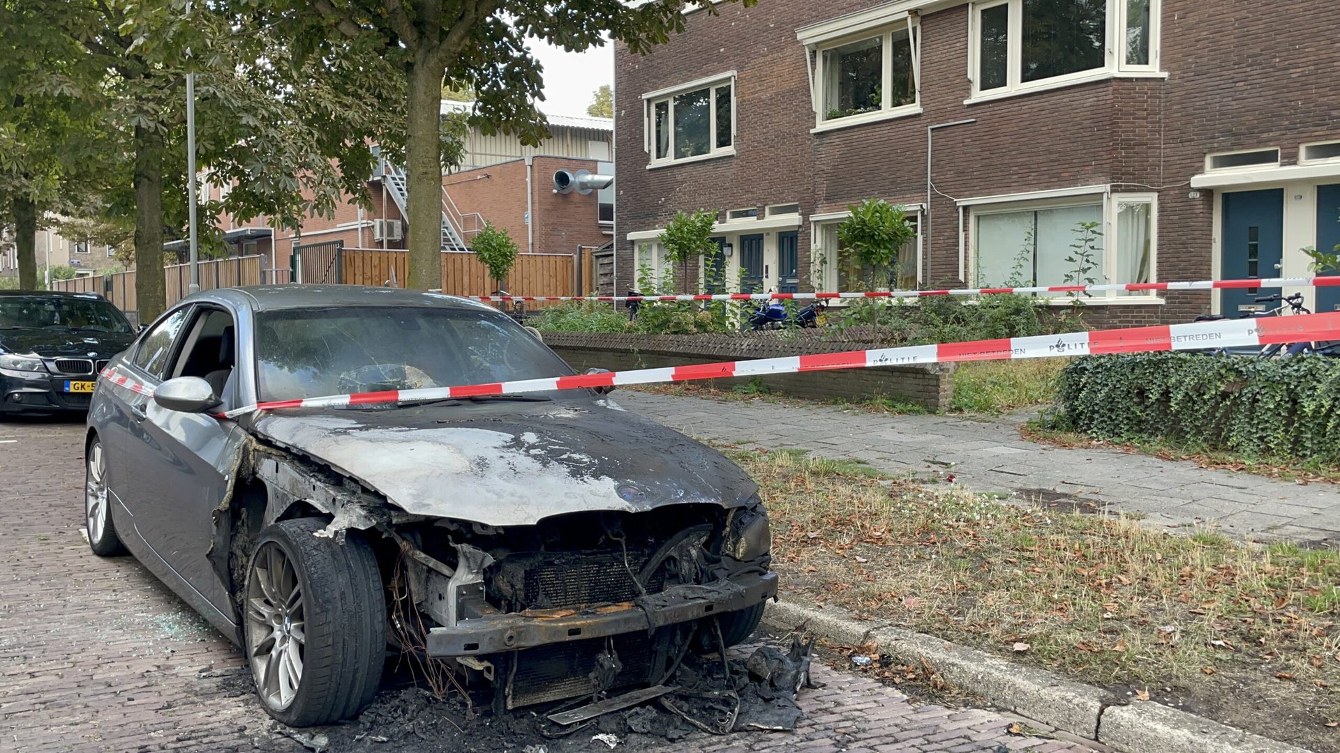 Auto verwoest door brand in Arnhem