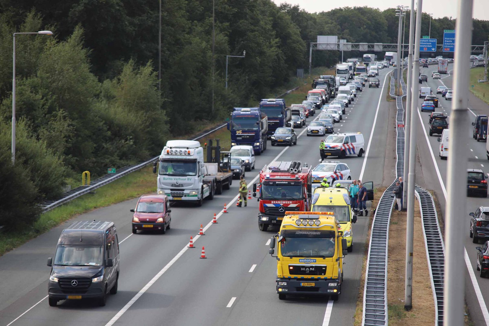 Lange file door ongeval op de A1