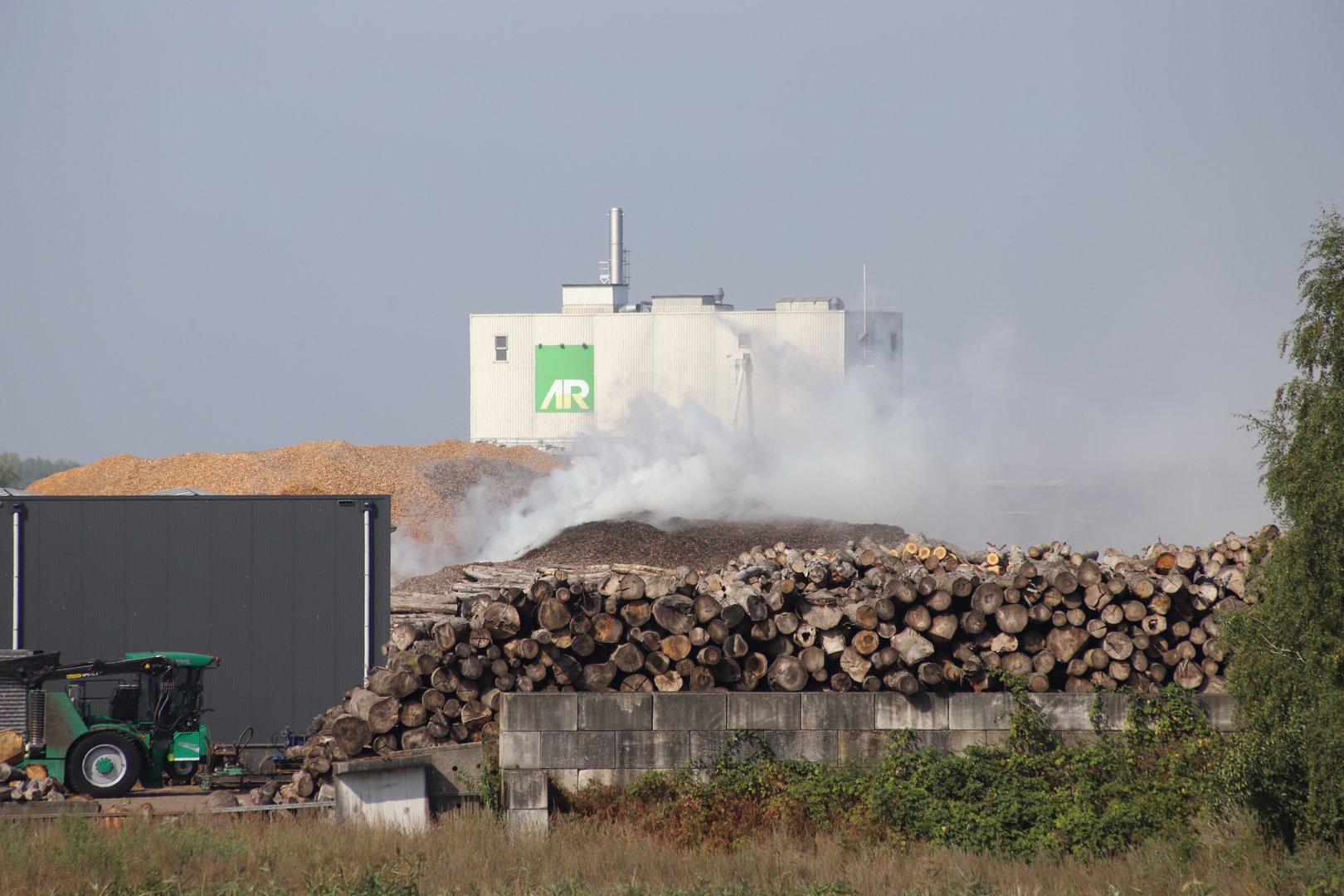 Grote brand in berg houtsnippers