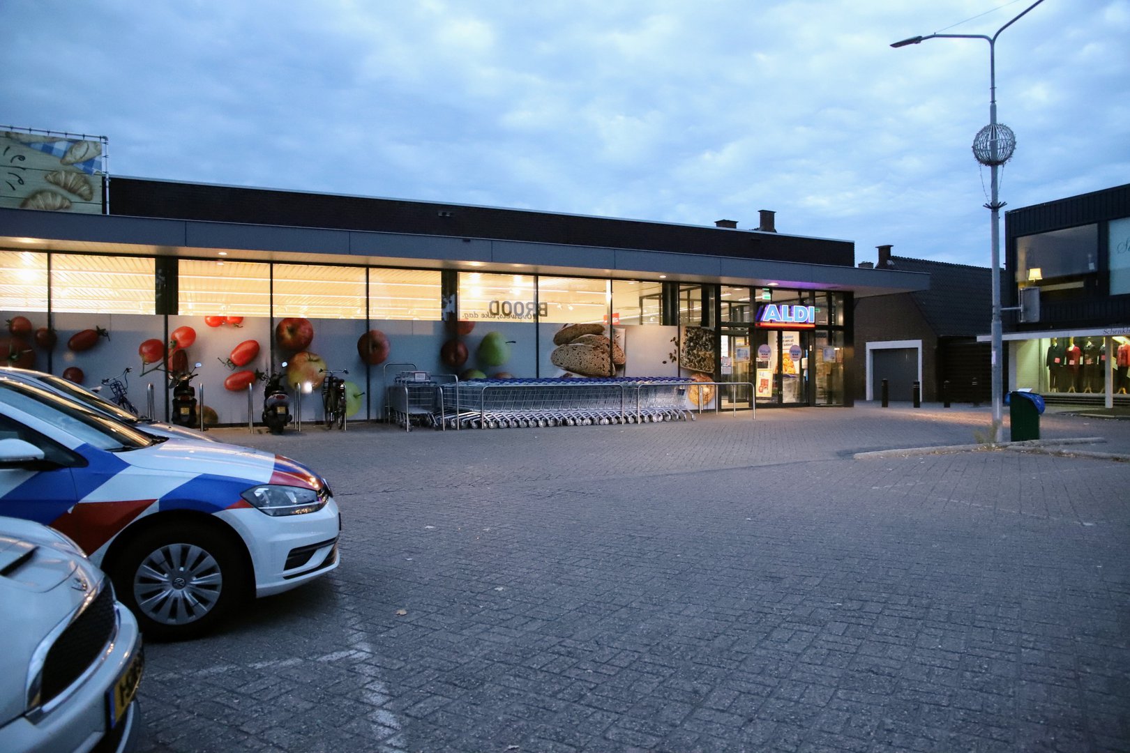 Politie zoekt man met mes na overval bij Aldi
