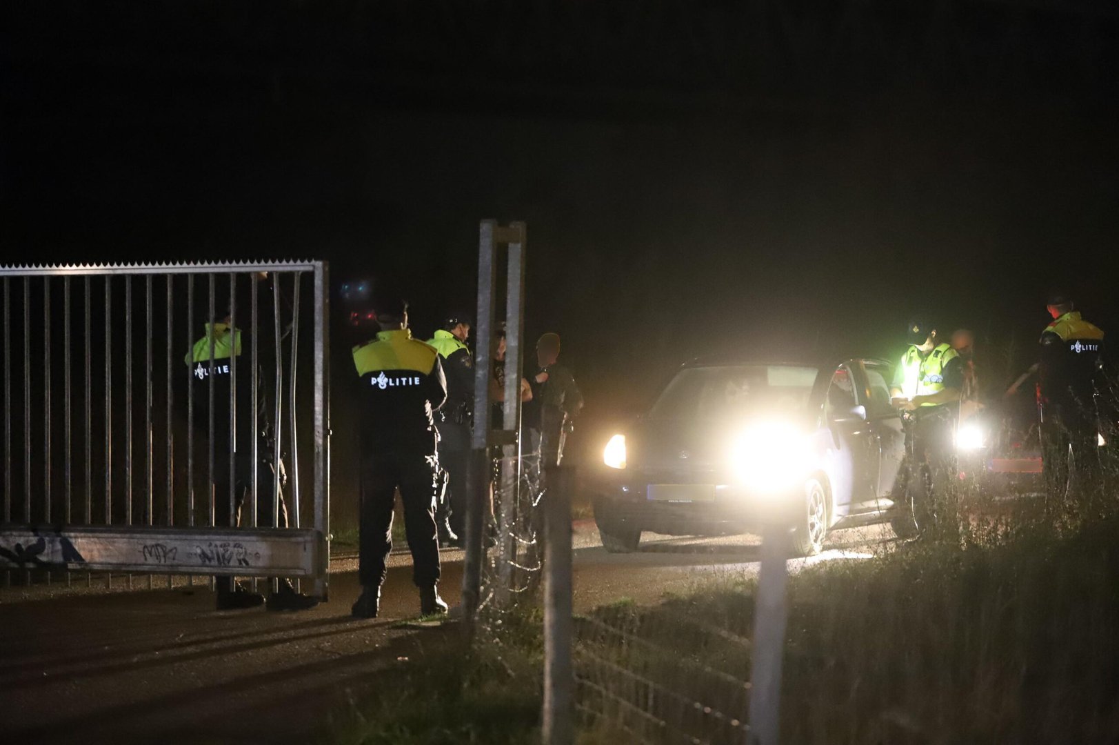 Politie beëindigd illegaal feest onder spoorbrug