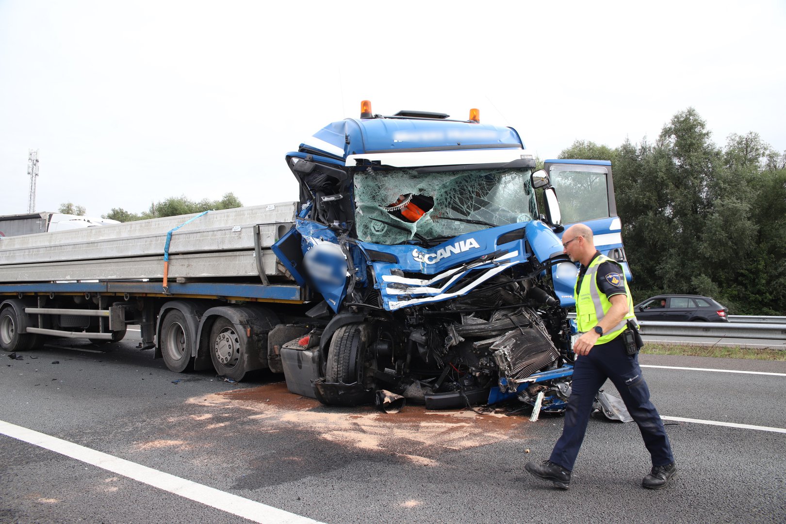 UPDATE: Chauffeur uit cabine geslingerd bij ernstig ongeluk A15
