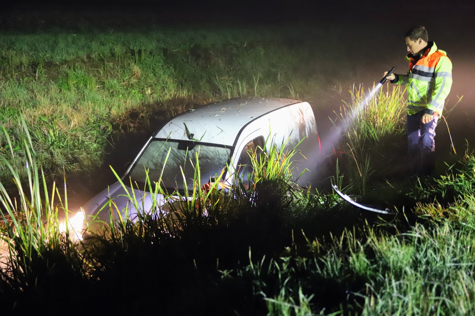 Brandweer bevrijdt onderkoelde bestuurder uit busje in de sloot
