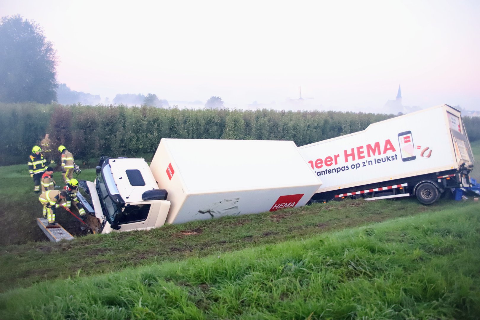 Vrachtwagen met aanhanger komt in de sloot terecht langs de A2