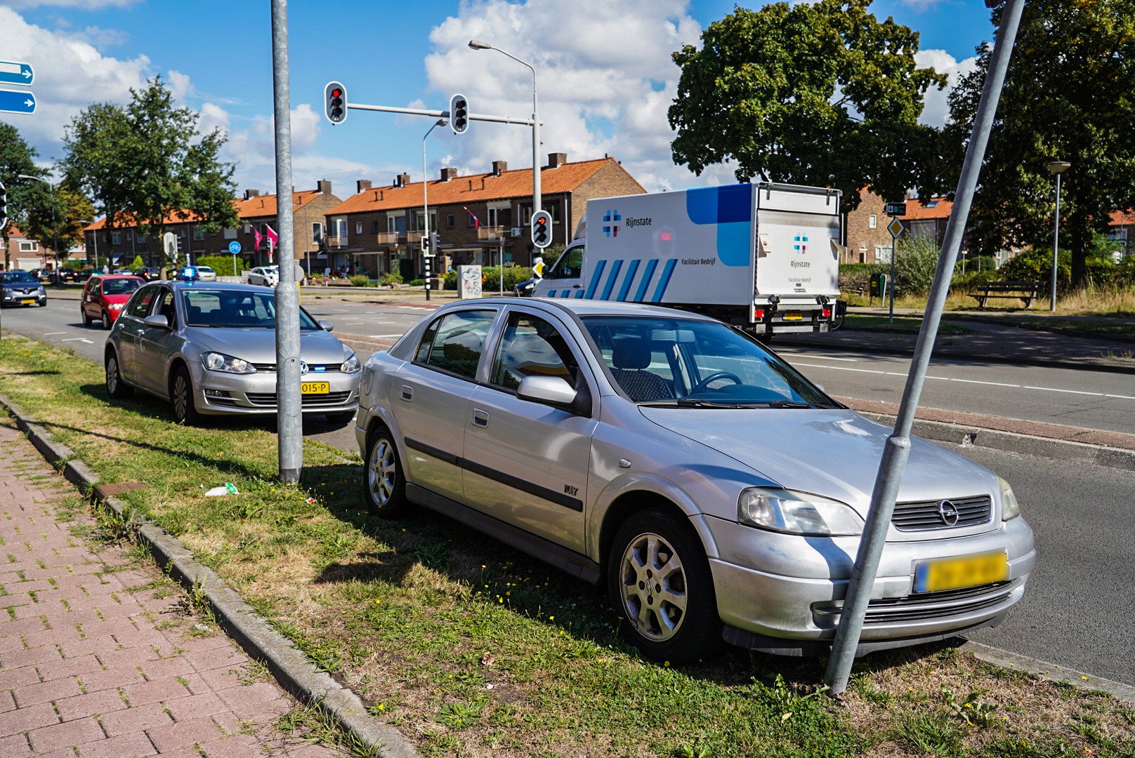 Automobilist wordt onwel en rijdt tegen paal in Velp
