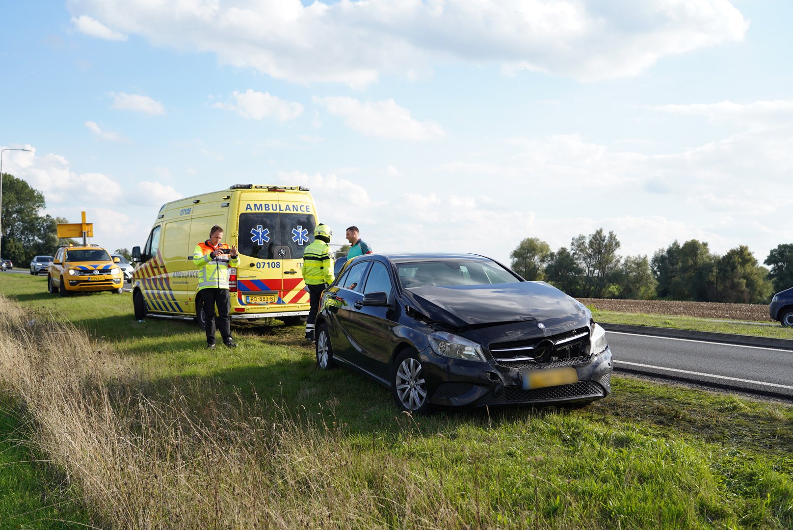 Kop-staart botsing bij flitsbus op Ellecomsedijk