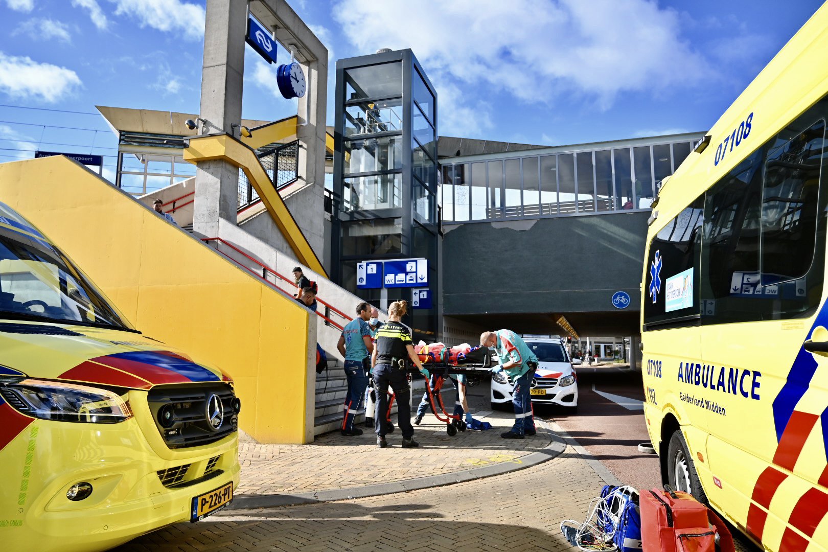 Man ernstig gewond na val van trap station Velperpoort