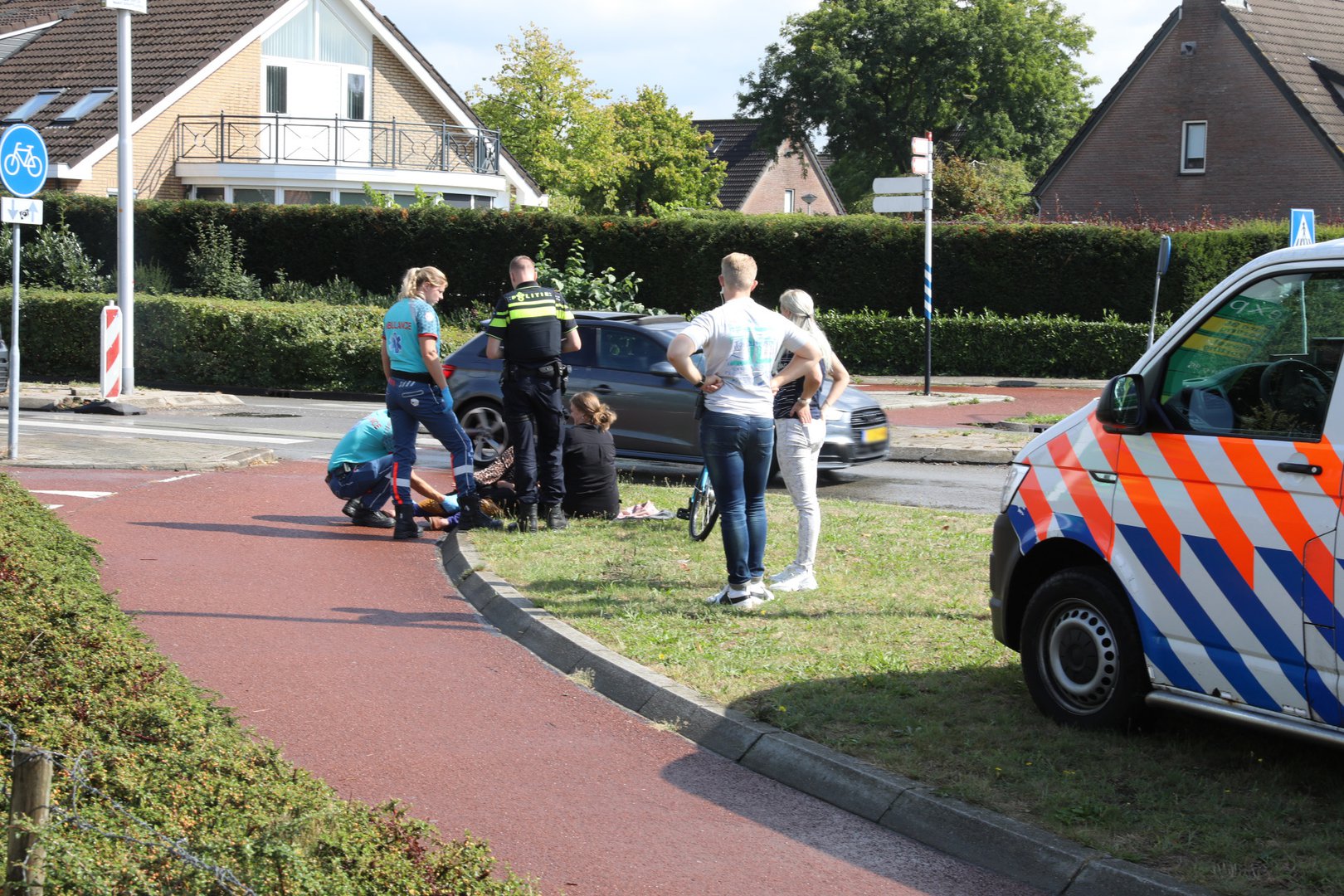Vrouw gewond na val met fiets op glad wegdek