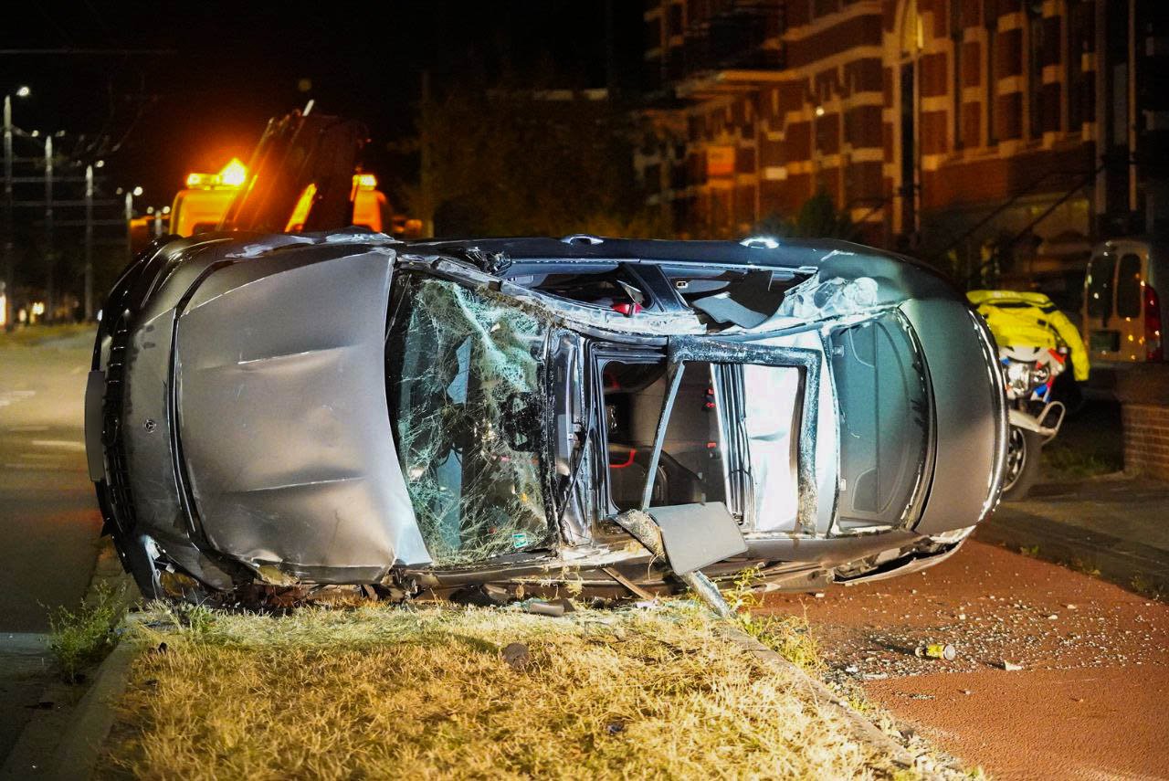 Auto met vijf inzittenden slaat over de kop in Arnhem