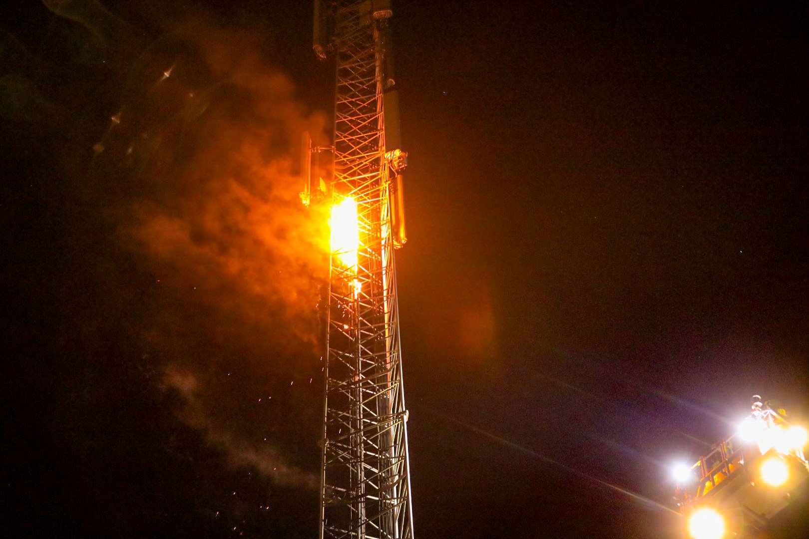 Zendmast in brand langs de A50, mogelijk brandstichting