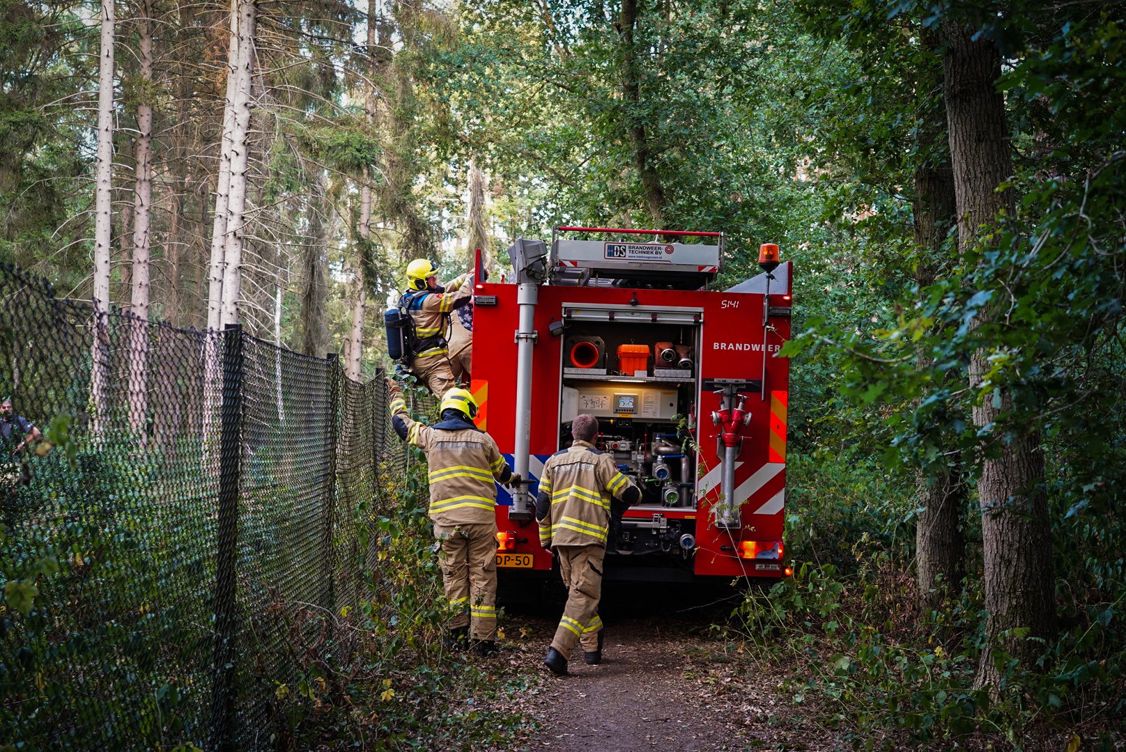 Berm/bosschage brand bij crematorium in Dieren