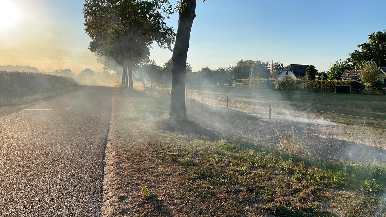 Berm gaat in vlammen op in Didam