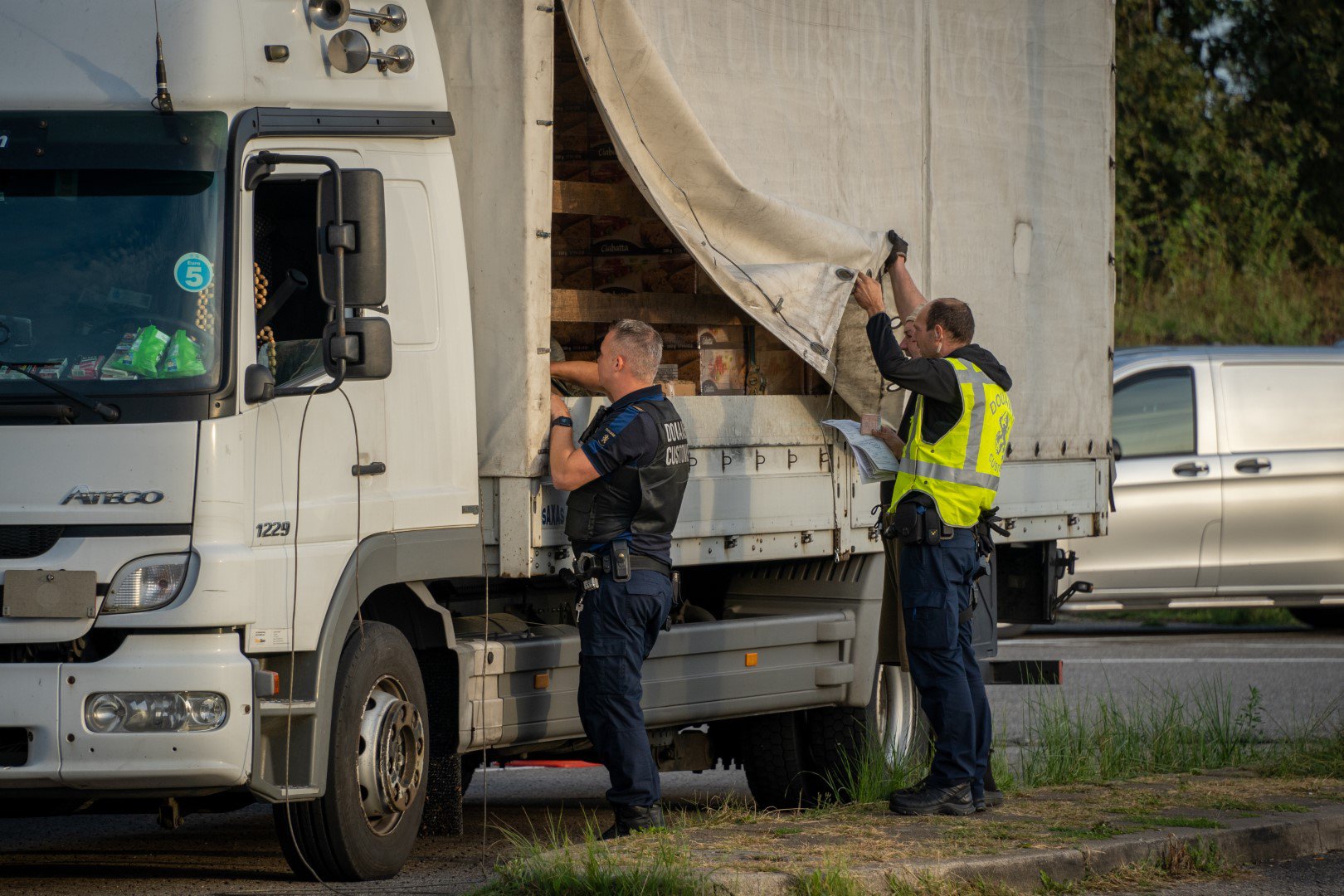 Aanhoudingen voor witwassen, mensensmokkel en fraude bij controle A12