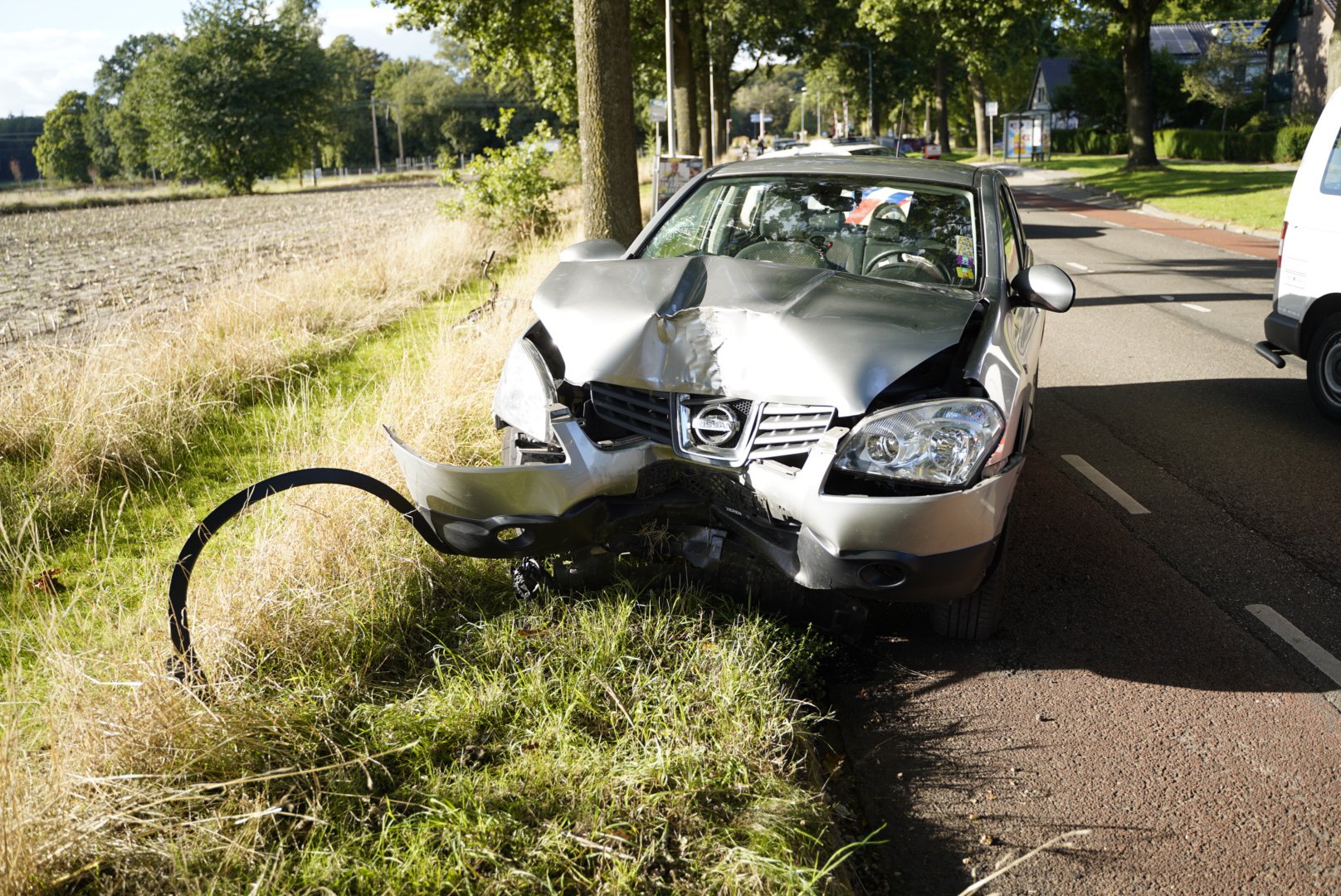 Auto ramt boom in Rheden, twee gewonden